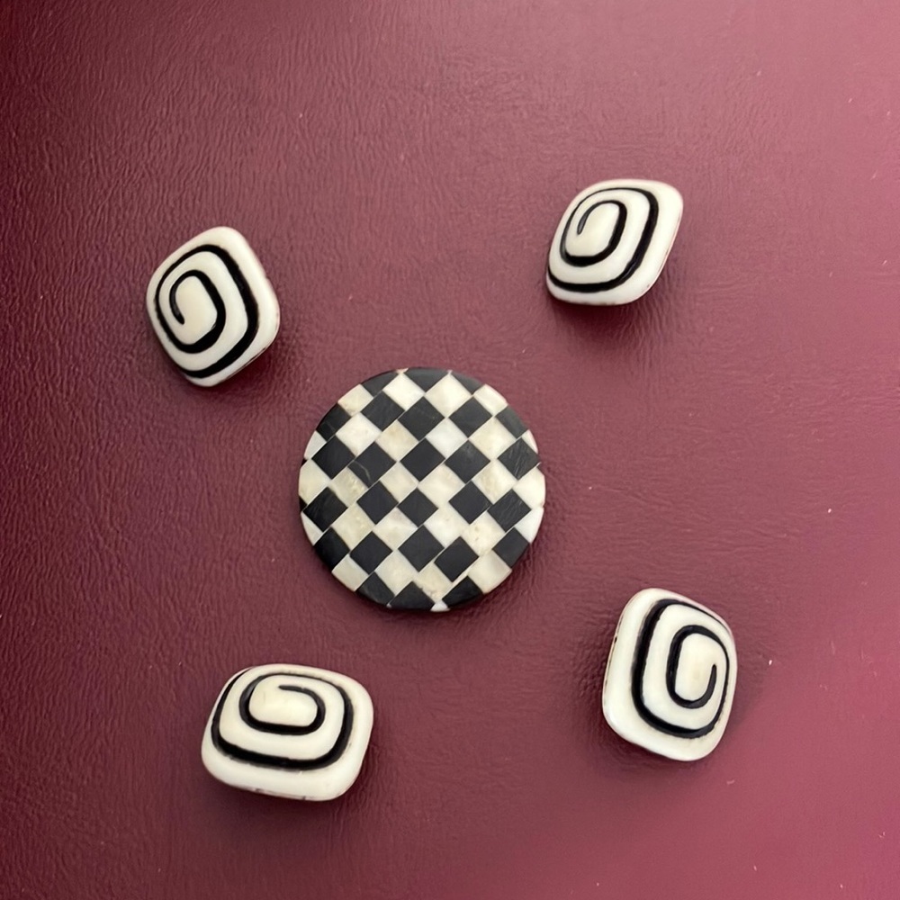 Set of 5 vintage 90s buttons